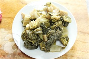 Canh cải chua nấu gân bò lạ miệng cho bữa tối 3