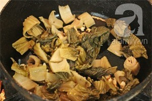 Canh cải chua nấu gân bò lạ miệng cho bữa tối 6