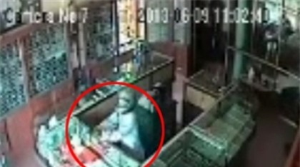 Tên cướp đập vỡ kính quầy vàng, vơ một lượng vàng lớn.