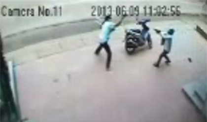 Bị truy đuổi, tên cướp nổ súng liên tiếp.