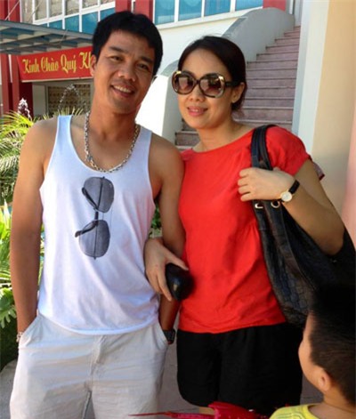 'Sau những ngày bận rộn, giờ có giây phút hiếm hoi bên vợ', cựu trung vệ Phạm Như Thuần chia sẻ bức ảnh chụp cùng bà xã. Tấm hình nhận được nhiều comment của bạn bè và người hâm mộ.