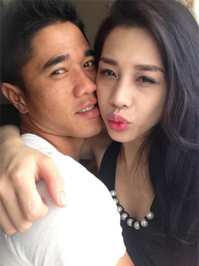Hậu vệ Bùi Văn Long (HAGL) khoe bức ảnh tình cảm với cô bạn gái hotgirl.