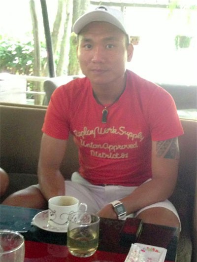 Hậu vệ Trương Huỳnh Phú thảnh thơi đi café sáng chủ nhật với bạn bè ở TP Quảng Ngãi.