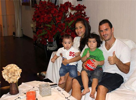 Tiền đạo Huỳnh Kesley Alves khoe bức ảnh chụp cùng vợ và hai con. Cầu thủ gốc Brazil nghỉ gần hết lượt đi V-League và anh sẽ trở lại ở giai đoạn hai.