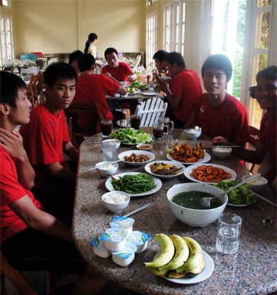 Trung vệ Lâm Anh Quang đưa bức ảnh bữa ăn của U23 Việt Nam từ hai năm trước. Cầu thủ Nam Định từng thi đấu ở SEA Games Indonesia 2011 dưới thời HLV Goetz.