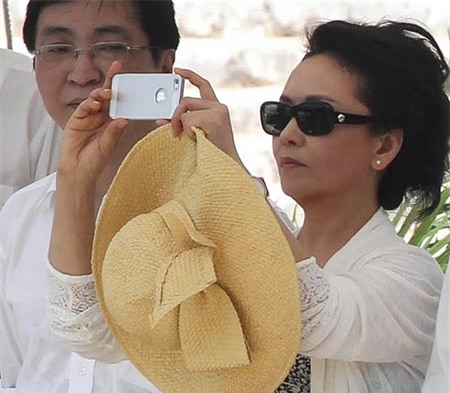 Bà Bành Lệ Viện dùng điện thoại iPhone để chụp ảnh trong chuyến thăm Mexico.