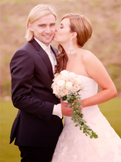 Cô dâu chú rể với gương mặt rạng ngời trong ngày cưới.