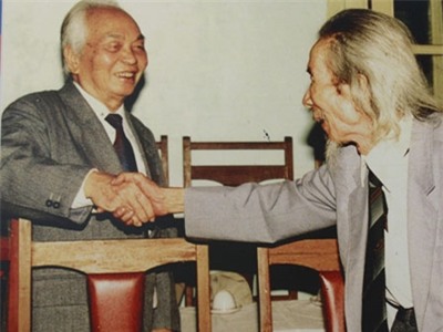 Nhạc sĩ Văn Cao (phải) và Đại tướng Võ Nguyên Giáp Ảnh tư liệu