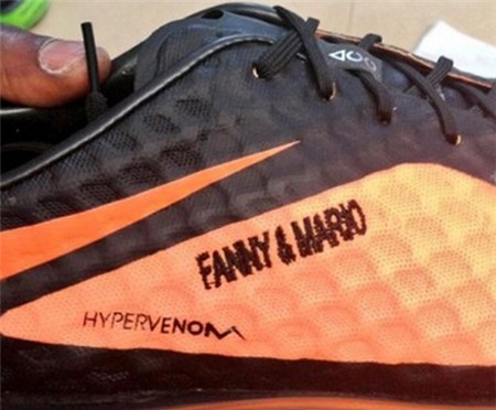 Balotelli sẽ sử dụng đôi giày có thêu tên anh và bạn gái ở