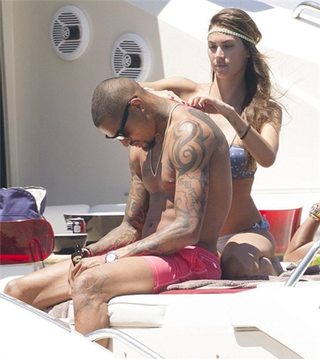 Kevin Prince Boateng và người đẹp Melissa Satta đang có kỳ nghỉ nóng bỏng tại Formentera, Tây Ban Nha.