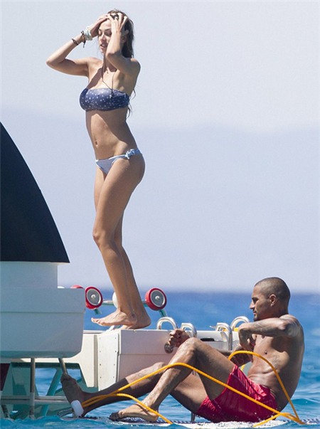 Siêu mẫu Melissa Satta mặc bikini không dây khoe thân hình đẹp hút hồn.