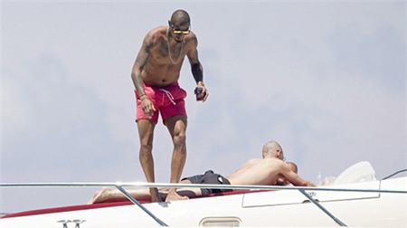 Boateng và Nigel de Jong rất thân nhau nên trong kỳ nghỉ này tiền vệ Milan cũng rủ gia đình đồng đội đi cùng.