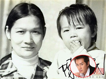 Trần Hạo Dân khi còn là một cậu nhóc trên tay mẹ.