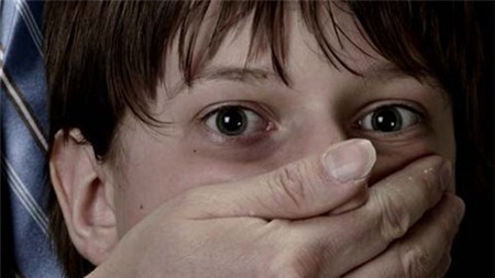 Bé trai 9 tuổi bị lạm dụng tình dục và dùng kẹp sắt kẹp