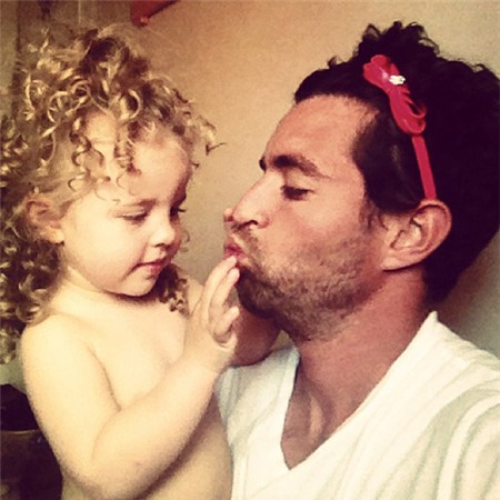 Tiền vệ từng khoác áo Hà Nội T&T Caue Benicio khoe bức ảnh nghệ thuật với con gái.