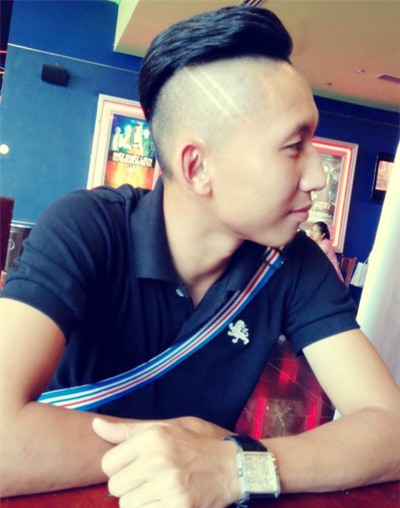 Nghiêm Xuân Tú - cầu thủ bóng phủi từng tỏa sáng trong màu áo Thanh Hóa ở V-League khoe kiểu đầu cá tính, hợp với biệt danh Tú Ngựa của mình.