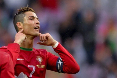 Động tác ăn mừng gây tò mò của C. Ronaldo. Ảnh: PA.