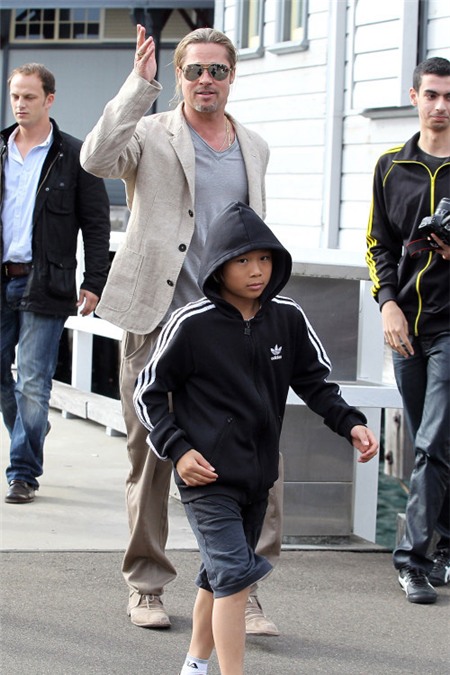 Brad trông rất niềm nở, rạng rỡ khi xuất hiện tại cầu cảng.