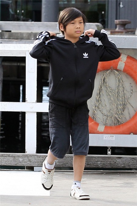 Cậu nhóc 9 tuổi cũng ưa thích cách ăn mặc bụi bặm.