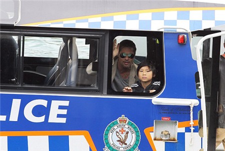 Brad và Pax Thiên đi trên chiếc tàu của cảnh sát.