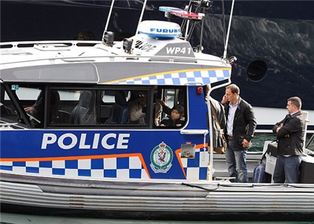 Chiếc tàu chở riêng hai bố con đi tham quan.