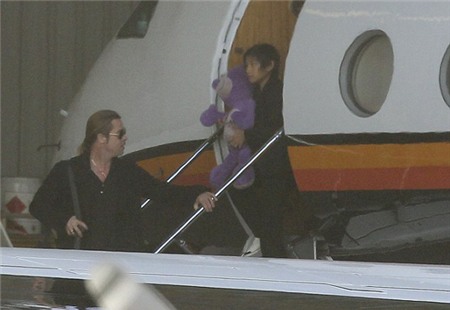 Brad và con trai đáp máy bay riêng tới Australia ngày 7/6.