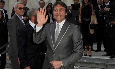 Chú rể Conte mặc vest màu xám bảnh bao, cười rất tươi vẫy chào fan khi tới nhà thờ.