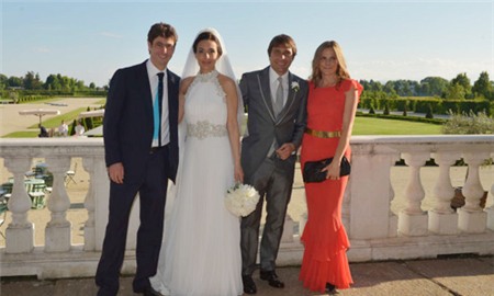 Vợ chồng HLV Conte chụp ảnh cùng vợ chồng Chủ tịch Juve, Andrea Agnelli và bà xã Emma Winter.