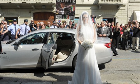 Cô dâu Elisabeth Muscarello thu hút mọi ánh mắt trong bộ váy cô dâu lộng lẫy.