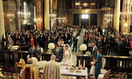 Quảng cảnh trong nhà thờ khi các nghi thức cưới của HLV Juventus diễn ra.