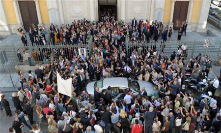 Conte và hôn thê lên xe tới địa điểm cưới trong vòng vây chúc tụng của khoảng 100 fan Juve.