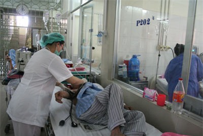 Bệnh nhân tiêu chảy nặng điều trị tại BV Bệnh Nhiệt đới T.Ư. Ảnh: H.Hải