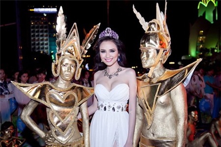 HH Diễm Hương tươi tắn trong vai trò MC - 10