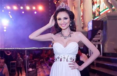 HH Diễm Hương tươi tắn trong vai trò MC - 6