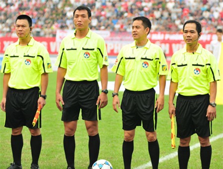 Trọng tài Phạm Đắc Chiến (phải) bị tình nghi liên quan đến việc nhận hối lộ