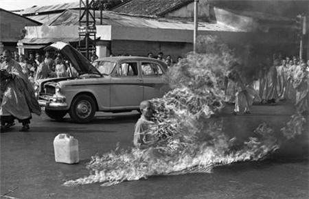 Hòa thượng Thích Quảng Đức tự thiêu để phản đối đàn áp Phật giáo năm 1963. Ảnh: Malcolm Browne