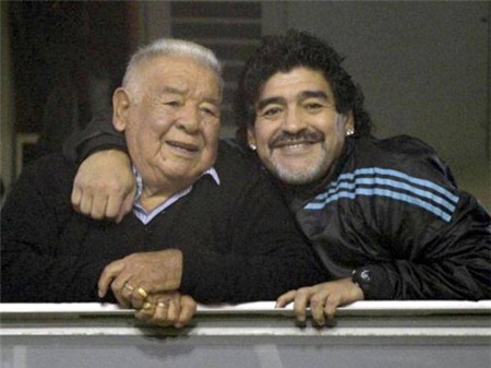 Maradona và bố khi còn hòa thuận. Ảnh: