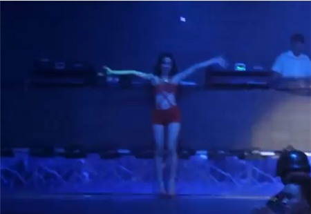 Angela Phương Trinh tiếp tục mặc cũn cỡn, múa cột trong quán bar