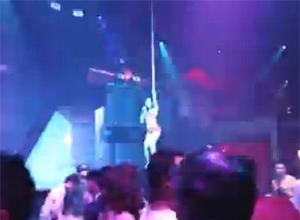 Angela Phương Trinh tiếp tục mặc cũn cỡn, múa cột trong quán bar