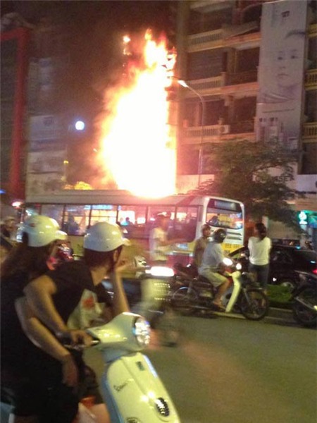 HN: Cháy lớn tại quán karaoke trên phố Xã Đàn - 1