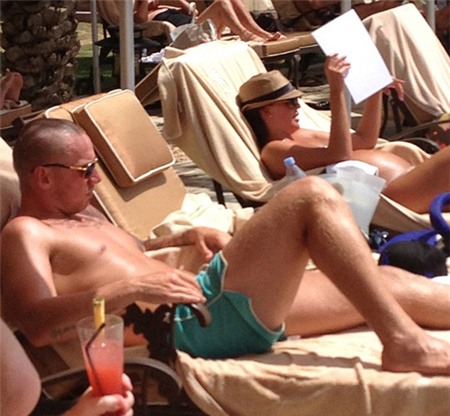 Cựu hoa hậu Anh và đức lang quân kém 3 tuổi thảnh thơi tắm nắng tại bể bơi trong khi bảo mẫu trông hai cậu nhóc lém lỉnh Archie và Harry.