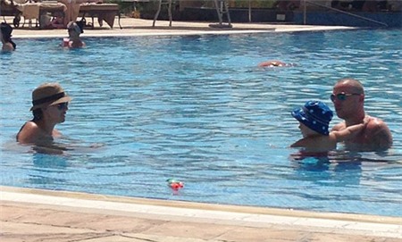 Hoa hậu 'sát' cầu thủ và tiền vệ Jamie O'Hara cho con trai tập bơi.