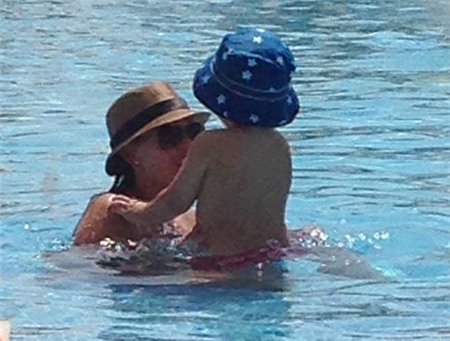 Tuy nhiên, bồ cũ một thời của Defoe và Sheringham vẫn không ngại ngần diện bikini trong các kỳ nghỉ mát suốt từ đầu năm.