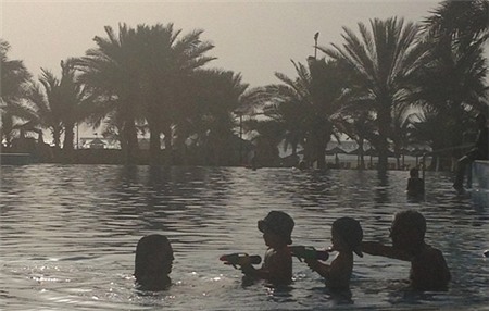 Hai cậu nhóc Archie và Harry về phe bố lấy súng nước bắn mẹ.