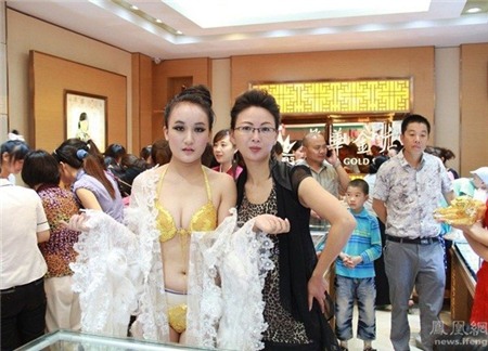 Lóa mắt với bộ nội y vàng ròng trị giá cả tỉ đồng 1