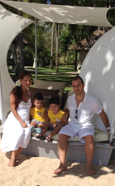 Tiền đạo gốc Brazil Huỳnh Kesley Alves đưa bức ảnh gia đình nhỏ cùng lời chúc tình yêu đến cô vợ Lệ Lộc nhân ngày Tình yêu của Brazil 12/6.
