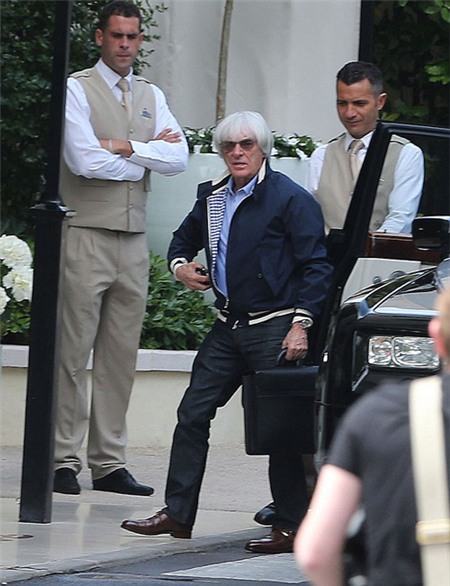 Tỷ phú Bernie Ecclestone tới khách sạn tại Pháp trước lễ cưới của con gái.