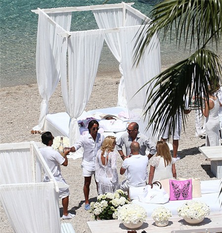 Chủ đề của bữa tiệc cưới là màu trắng, tất cả các đồ trang trí từ hoa, rèm, phông và trang phục của khách mời đều là màu trắng.