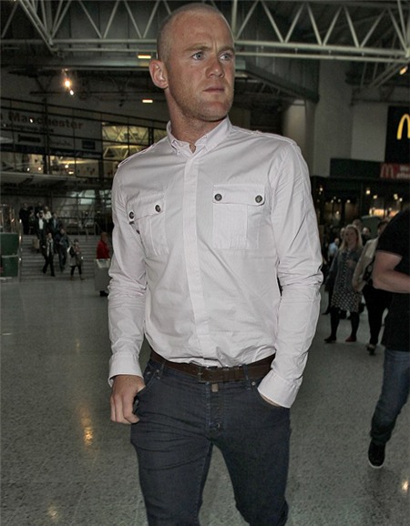 Trong khi đó, tiền đạo MU cạo trọc đầu sau khi đi cấy tóc lần thứ hai