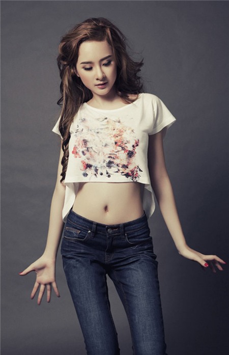 Croptop và jeans - sự kết hợp hoàn hảo cho các quý cô thời trang mùa hè.
